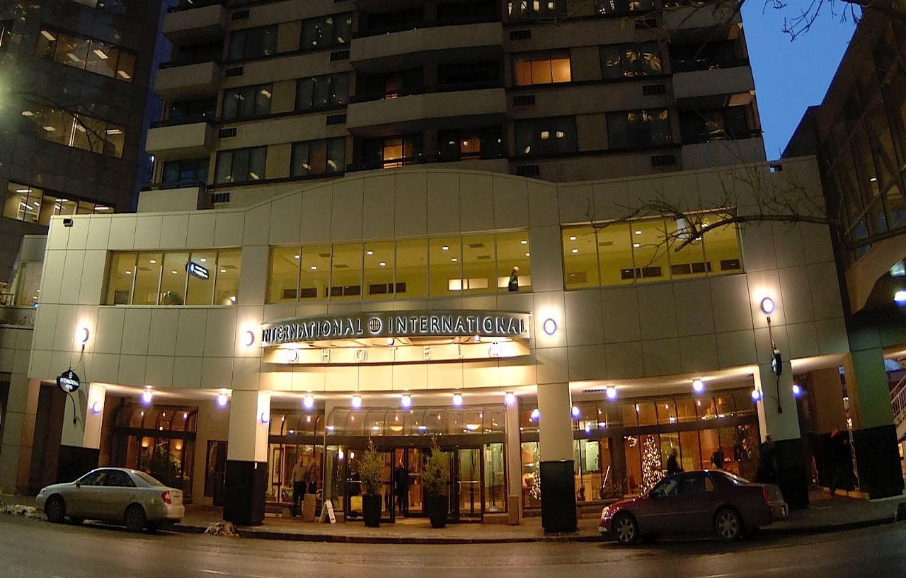 International Hotel YYC מראה חיצוני תמונה